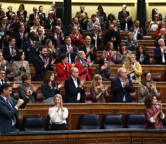 El presidente del Gobierno, Pedro Sánchez, la vicepresidenta segunda, Yolanda Díaz, y la ministra de Hacienda y Función Pública, María Jesús Montero, aplauden tras la aprobación de los Presupuestos 2023. © Pool Moncloa / Fernando Calvo