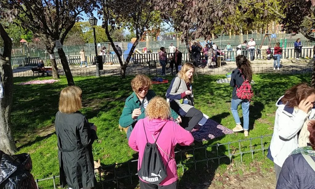 Vecinos de La Latina participan en un picnic este 5 de noviembre de 2022, para llamar la atención sobre las consecuencias negativas de la reforma planificada por la Concejalía de Medio Ambiente del Ayuntamiento de Madrid