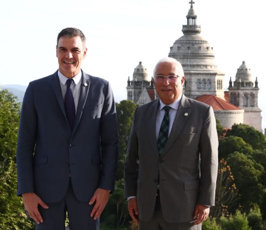 El presidente del Gobierno, Pedro Sánchez, y el primer ministro de Portugal, Antonio Costa, en la 33 Cumbre Hispano-Portuguesa en Viana do Castelo