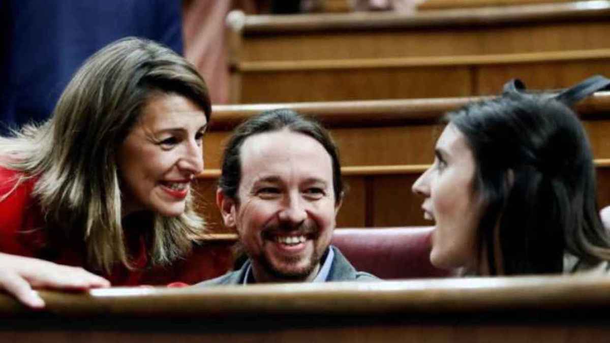 Yolanda Díaz con Pablo Iglesias e Irene Montero en el Congreso