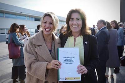 La vicepresidenta y ministra de Trabajo y Economía, Yolanda Díaz, y su homóloga portuguesa, la ministra Ana Mendes Godinho, sostienen la Guía del Trabajo Transfronterizo en España y Portugal.
