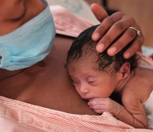 Para los bebés prematuros se recomienda ahora, en vez de llevarlos inmediatamente a una incubadora o calentador, el contacto piel con piel con su madre o cuidador, lo que puede mejorar sus posibilidades de supervivencia y salud. © H. Abebe/OMS