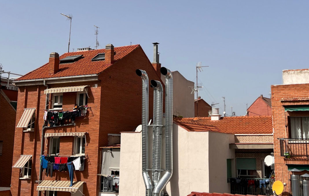 Chimeneas de la «cocina fantasma» de Dani García en la calle Morando2 de Tetuán