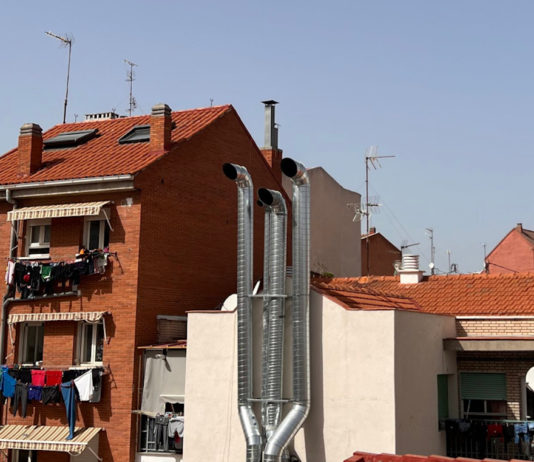Chimeneas de la «cocina fantasma» de Dani García en la calle Morando2 de Tetuán
