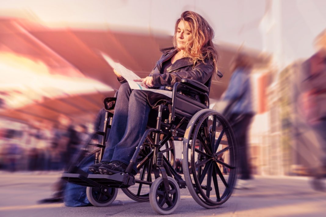 Discapacidad mujer en silla de ruedas