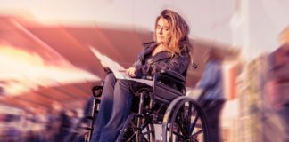 Discapacidad mujer en silla de ruedas