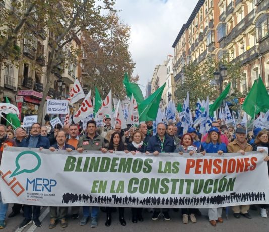 Cabeza de la manifestación que ha recorrido este 17 de diciembre de 2022 la calle Atocha de Madrid, convocada por MERP, para exigir blindar las pensiones en la Constitución