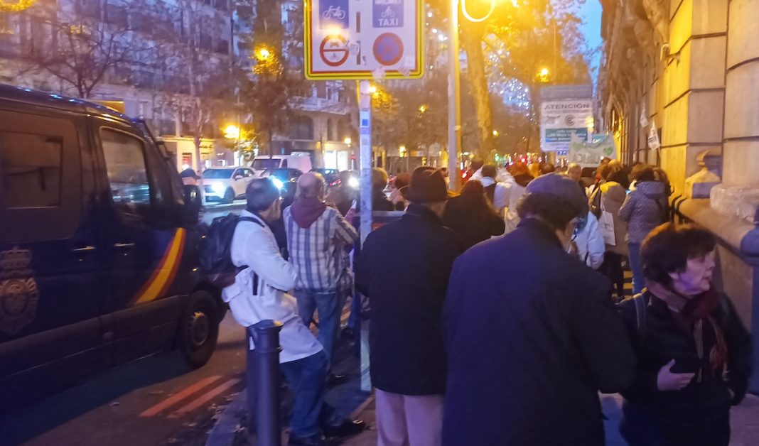 Madrid, médicos en huelga se concentran ante la Consejería de Sanidad en la calle Sagasta