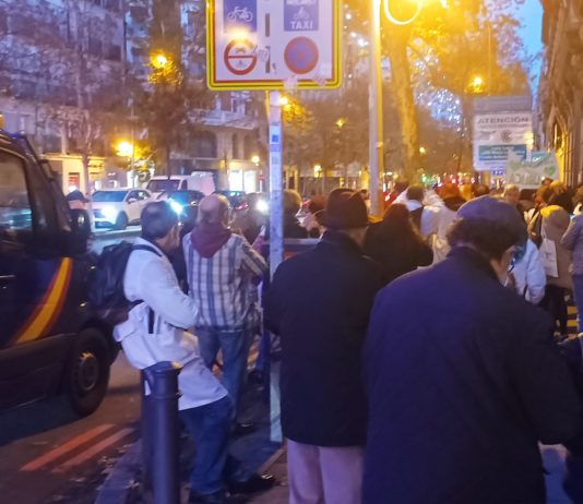 Madrid, médicos en huelga se concentran ante la Consejería de Sanidad en la calle Sagasta