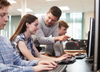 Profesores secundaria en aula informática