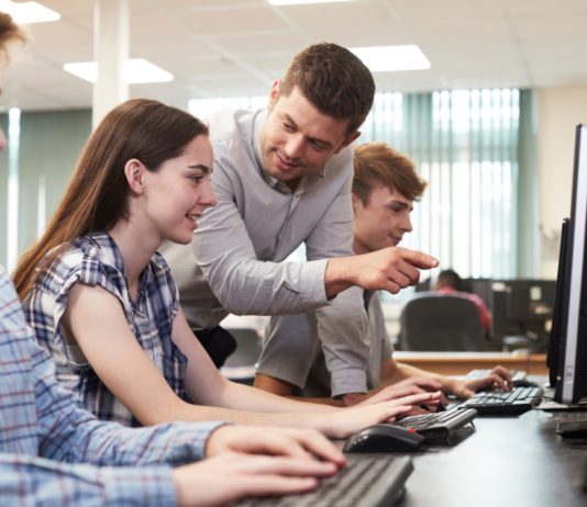 Profesores secundaria en aula informática
