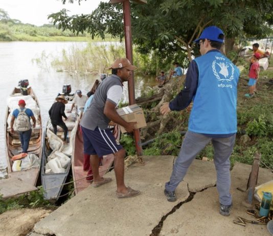 El Programa Mundial de Alimentos actúa en Venezuela desde el año pasado, llevando bolsas con alimentos a familias de escolares en algunas zonas deprimidas, como a las que se accede por vía fluvial en el municipio Arismedi, en el estado de Barinas, llanuras del suroeste. © Gabriel Gómez / PMA