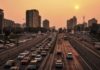 Tráfico vehículos atardecer