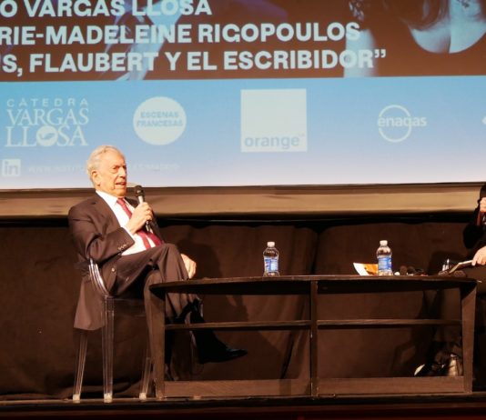 Vargas Llosa y Rigopoulos en el Instituto Francés