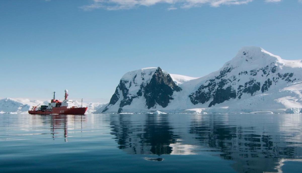 El buque de investigación oceanográfica (BIO) Hespérides en el Mar de Hoces, en la Antártida.