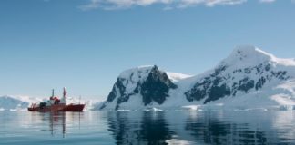 El buque de investigación oceanográfica (BIO) Hespérides en el Mar de Hoces, en la Antártida.