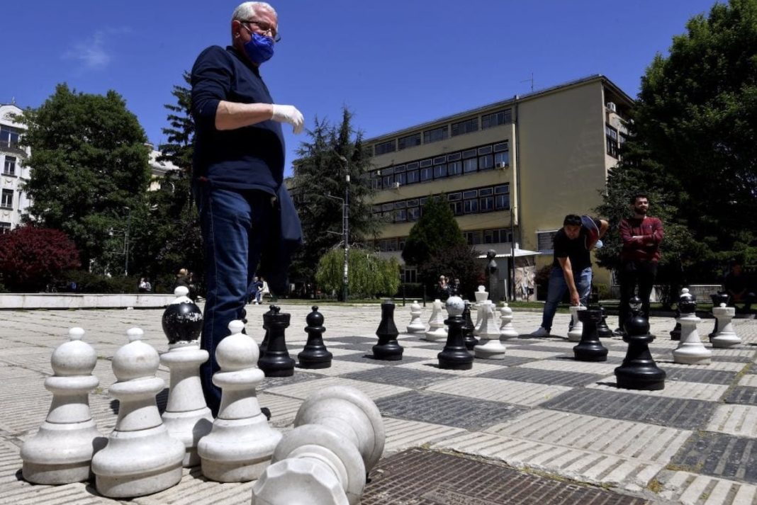 Charles Simic, ajedrez en las calles de Belgrado