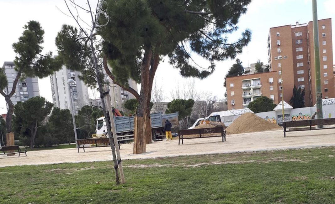 Madrid, Parque de Aluche, obras de pavimentación con zahorras