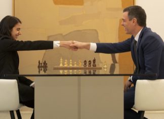 Pedro Sánchez con Sara Khadem en La Moncloa ENE2023