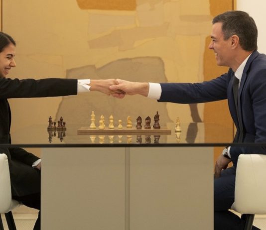 Pedro Sánchez con Sara Khadem en La Moncloa ENE2023