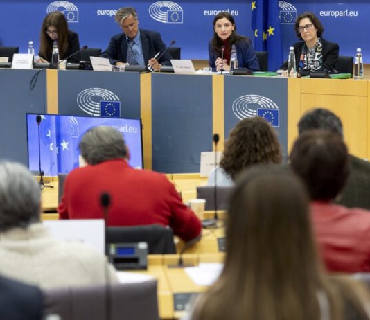 Pilar Llop, junto al eurodiputado y presidente de libe, Juan Fernando López Aguilar, en el Europarlamento.