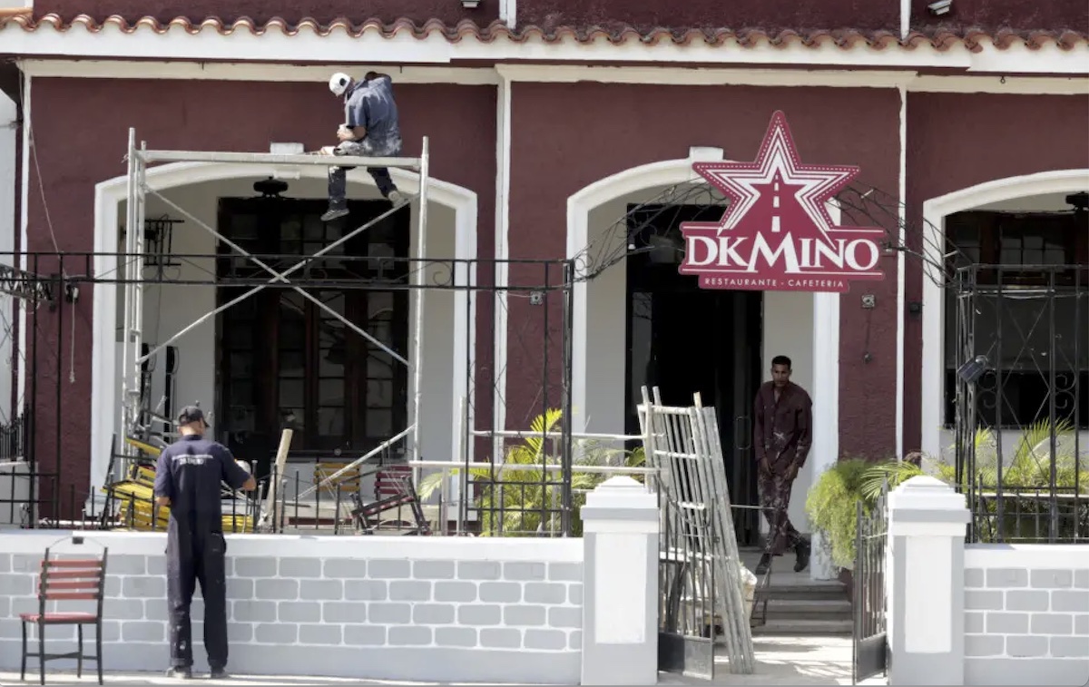 Trabajadores autónomos remodelan la fachada de una cafetería privada en el municipio de Playa, en La Habana. Las remesas son un factor dinamizador de la economía doméstica y el sector privado en Cuba. © Jorge Luis Baños / IPS