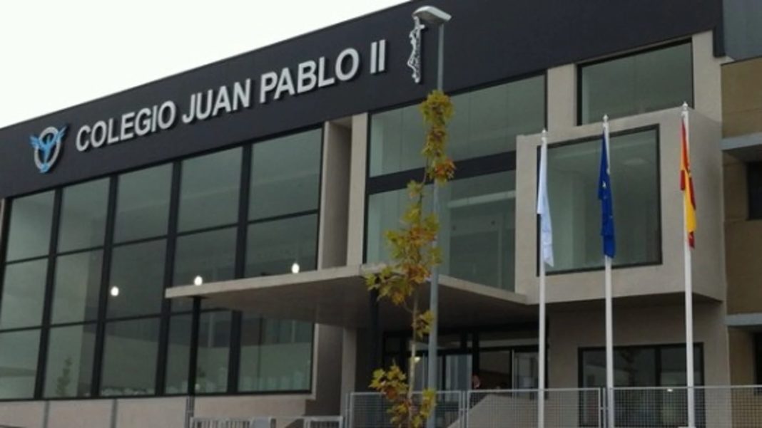 Fachada de colegio concertado Juan Pablo segundo en Alcorcón