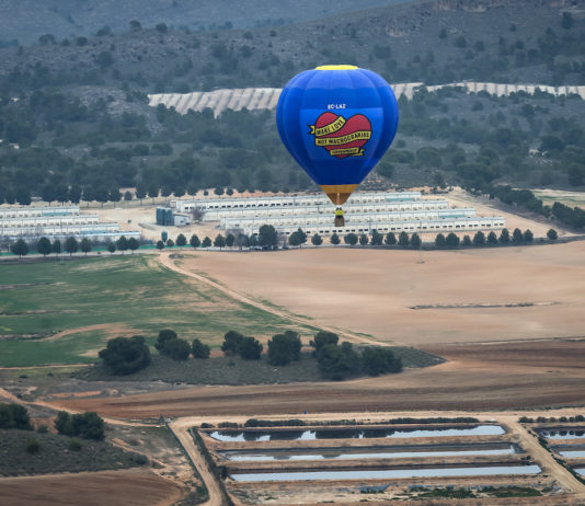 Coincidiendo con la celebración hoy de San Valentín, Greenpeace ha sobrevolado la macrogranja de cerdos que CEFU, S.A. (El Pozo - Grupo Fuertes) tiene en Hellín (Albacete), para denunciar el nefasto modelo de ganadería industrial que sigue imperando en España y para pedir que se frene de una vez su expansión y se reduzca la cabaña ganadera en intensivo. ©Greenpeace/MG
