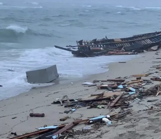 Restos de la vieja barca de pesca, atestada con migrantes de varios países de Asia, que encalló frente a las costas del sur de Italia el 26 de febrero, con saldo de al menos 64 personas fallecidas © CRI