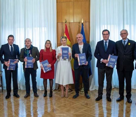 Foto de familia del acto de presentación de la Estrategia Española de Seguridad y Salud en el Trabajo 2023-2027, rubricado con un acuerdo alcanzado en el seno del Diálogo Social, con patronal y sindicatos.