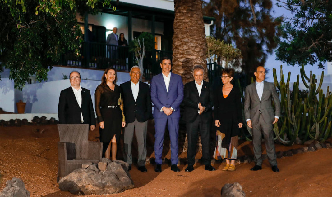 Dirigentes del Gobierno español y portugués ante la Casa Museo de José Saramago.