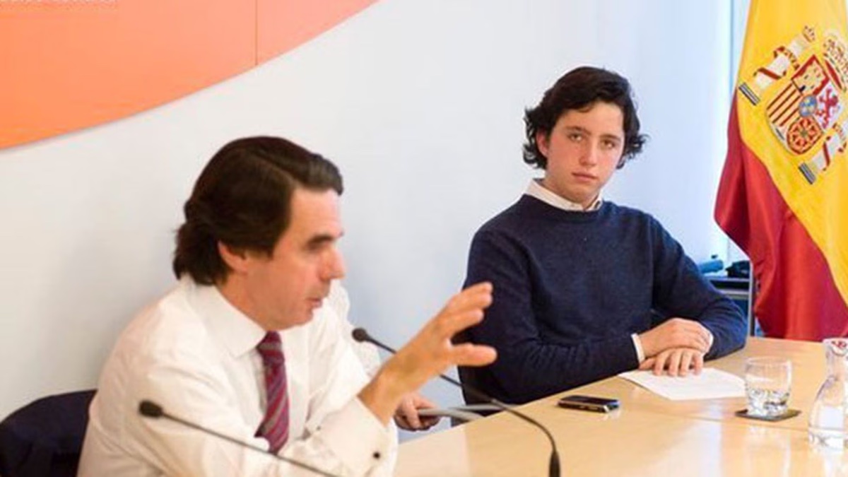 El pequeño Nicolás en una comparecencia con con Aznar. Foto de archivo