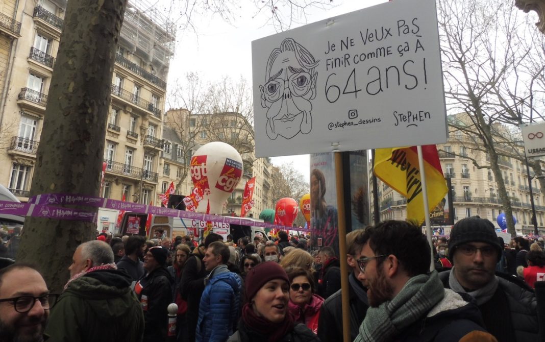 Francia, 7MAR2023, París, pancarta contra el retraso de la jubilación a los 64 años