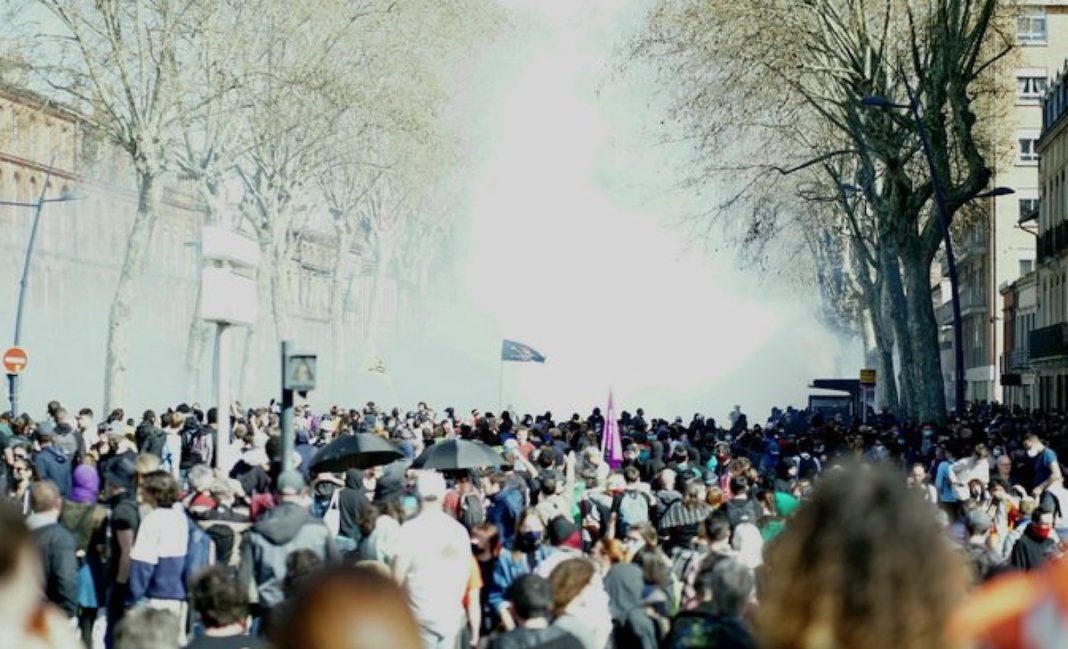 Toulouse, 28 marzo 2023, gases lacrimógenos contra manifestantes pacíficos