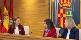La alcaldesa Sara Hernandez, la ministra Margarita Robles y la secretaria de estado Amparo Valcarce, en el Ayuntamiento de Getafe 31MAR2023