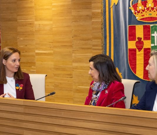 La alcaldesa Sara Hernandez, la ministra Margarita Robles y la secretaria de estado Amparo Valcarce, en el Ayuntamiento de Getafe 31MAR2023