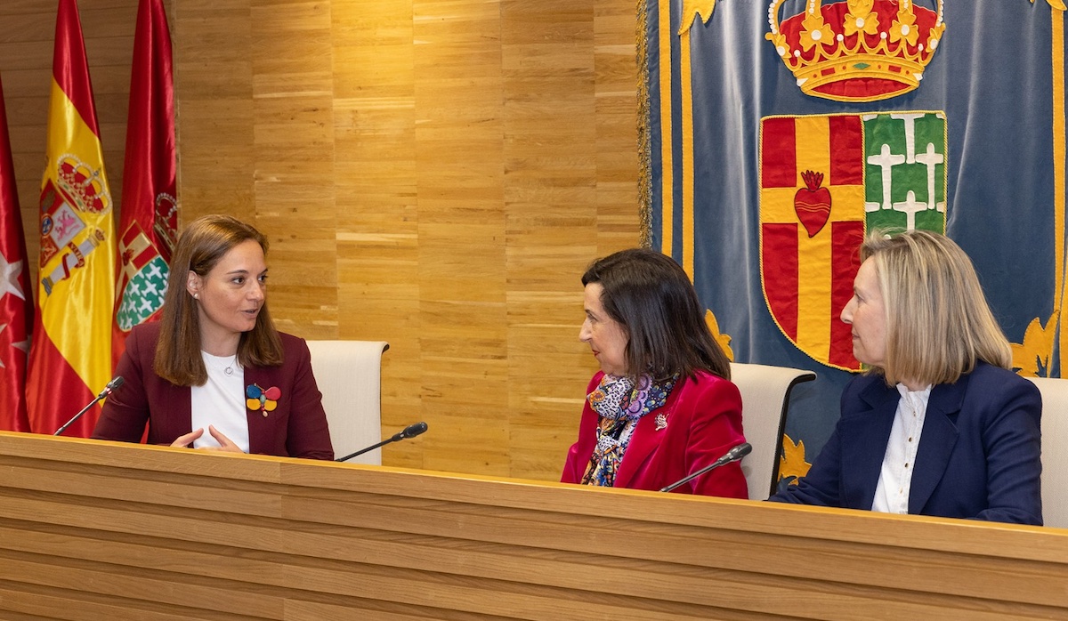 La alcaldesa Sara Hernandez, la ministra Margarita Robles y la secretaria de estado Amparo Valcarce, en el Ayuntamiento de Getafe 31MAR2023
