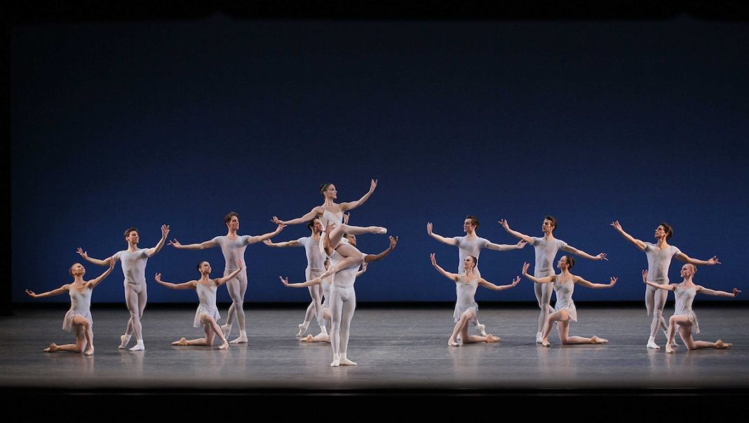 NY City Ballet, Bouder y Stanley con el cuerpo de baile © Paul Kolnik