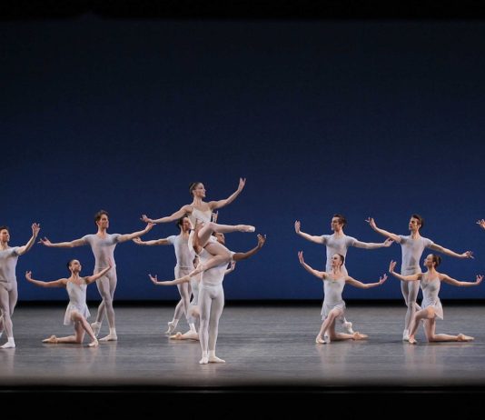 NY City Ballet, Bouder y Stanley con el cuerpo de baile © Paul Kolnik