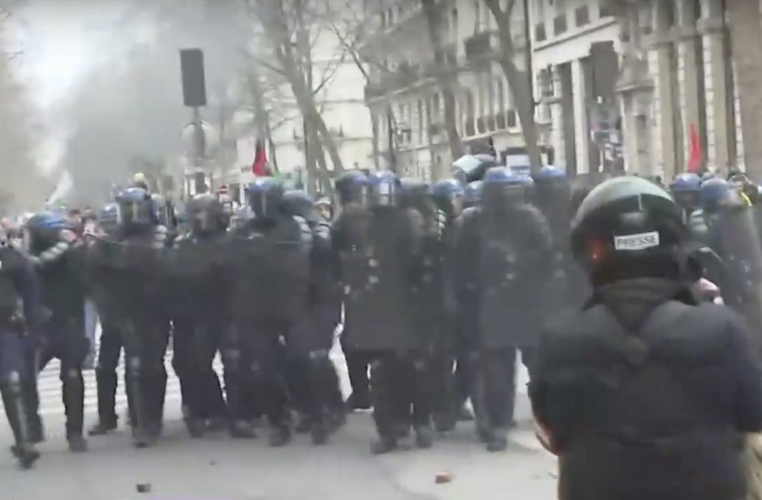 Paris policia contra manifestantes 11MAR2023