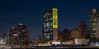 Activistas de Greenpeace USA proyectan un mensaje que dice "Proteja los océanos" en la sede de las Naciones Unidas, para enviar un mensaje claro a los delegados en las Naciones Unidas en Nueva York durante la segunda semana de la reanudación de las negociaciones de la IGC5.