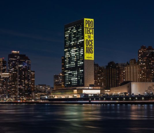 Activistas de Greenpeace USA proyectan un mensaje que dice "Proteja los océanos" en la sede de las Naciones Unidas, para enviar un mensaje claro a los delegados en las Naciones Unidas en Nueva York durante la segunda semana de la reanudación de las negociaciones de la IGC5.