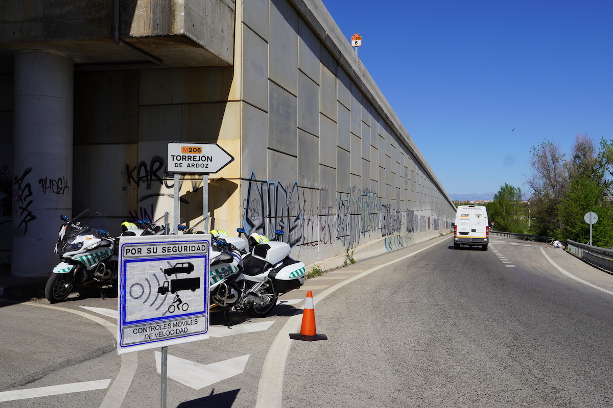 Controles móviles de la Guardia Civil de Tráfico en Torrejón