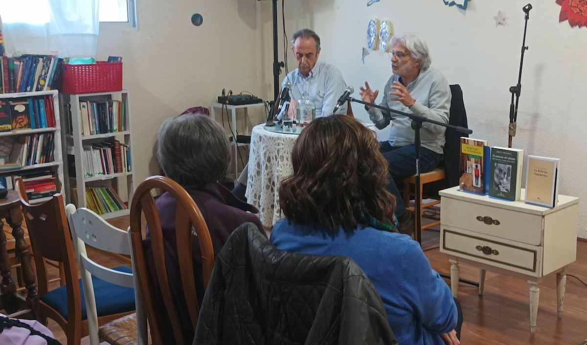J. Benito Fernández (izda) y Manuel Desviat durante la presentación del libro en La Libre de Leganés 15ABR2023