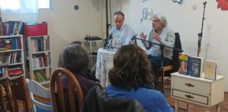 J. Benito Fernández (izda) y Manuel Desviat durante la presentación del libro en La Libre de Leganés 15ABR2023