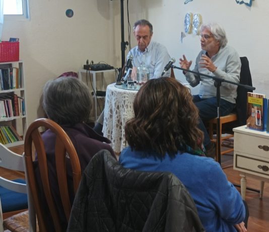 J. Benito Fernández (izda) y Manuel Desviat durante la presentación del libro en La Libre de Leganés 15ABR2023