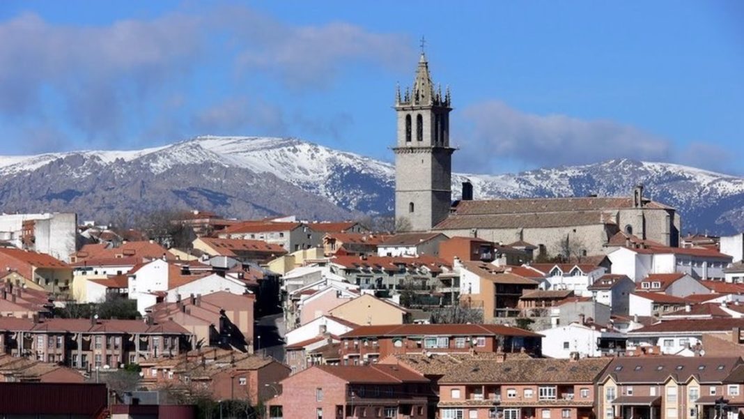 Madrid, Colmenar Viejo, sierra Navacerrada con nieve
