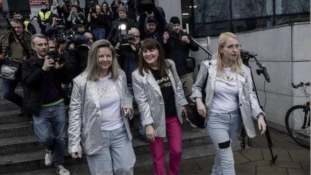 Natalia Broniarczyk, Justyna Wydrzynska y Kinga Jelinska (de izquierda a derecha), a la salida del tribunal de Varsovia después de la condena de Wydrzynska por apoyar a un aborto. © ADT