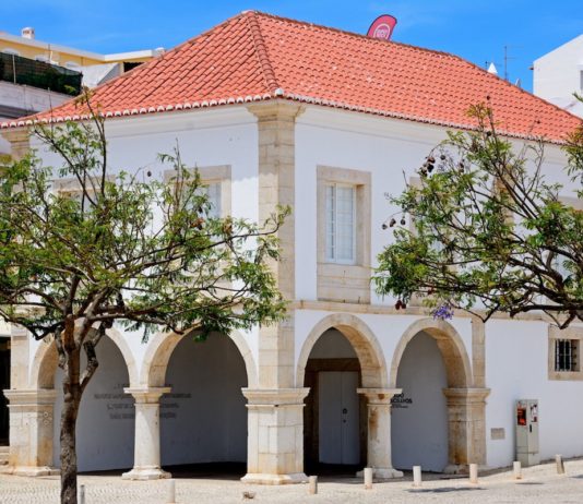 Vista del antiguo edificio del mercado de esclavos en una plaza de Lagos, Portugal