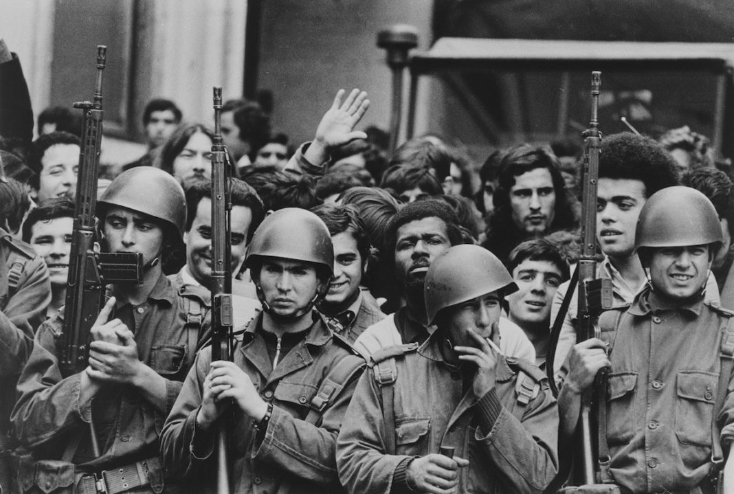 Portugal, abril 1974, soldados y vecinos en las calles de Lisboa © Alfredo Cunha